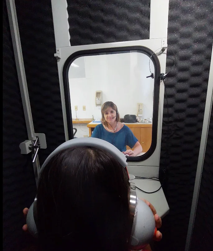 Simone Ebel atendendo um paciente em seu consultório