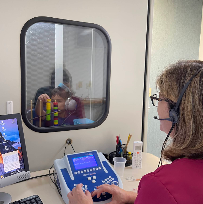 Simone Ebel brincando com criança durante sessão de terapia